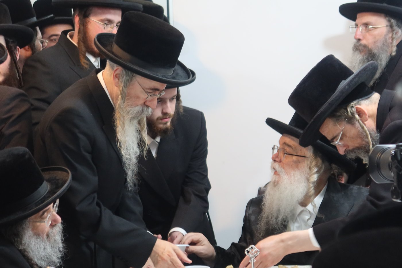 האדמו"ר מדארג בסעודת ר"ח בעמנואל 