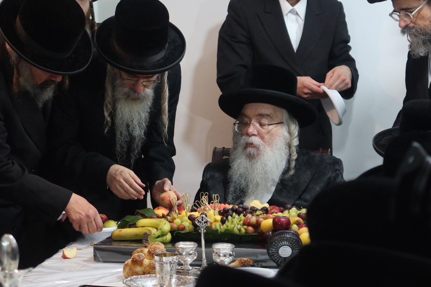 האדמו"ר מדארג בסעודת ר"ח בעמנואל 