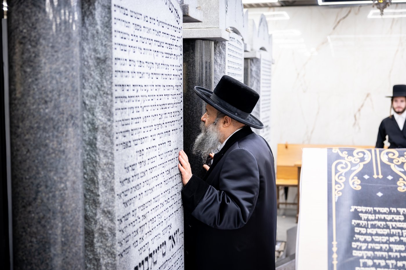 האדמו"ר מבאבוב 45 בתפילה באוהל בית סאטמר