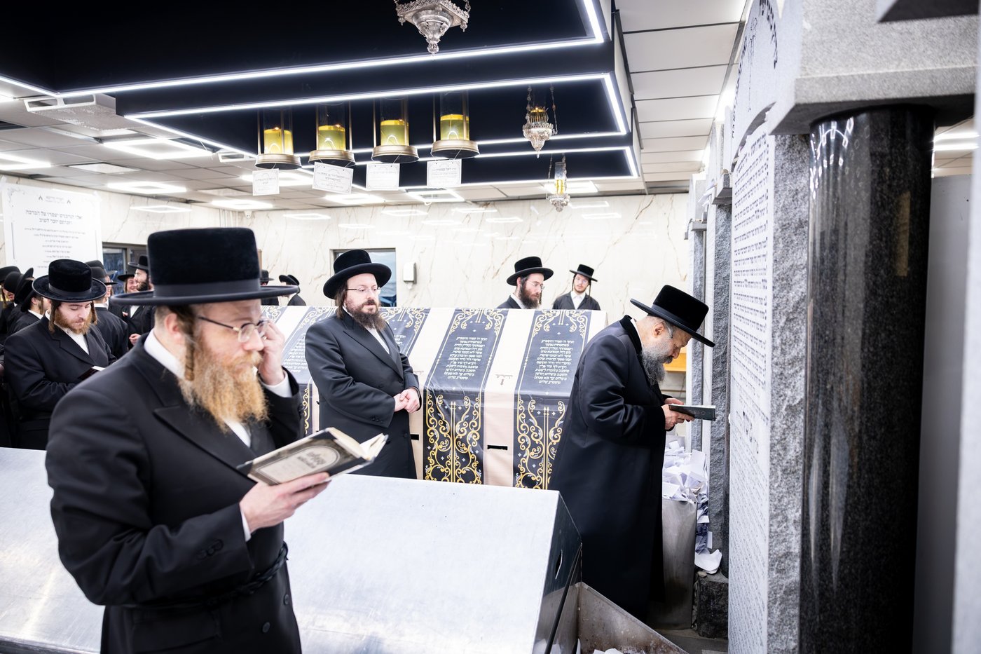 האדמו"ר מבאבוב 45 בתפילה באוהל בית סאטמר
