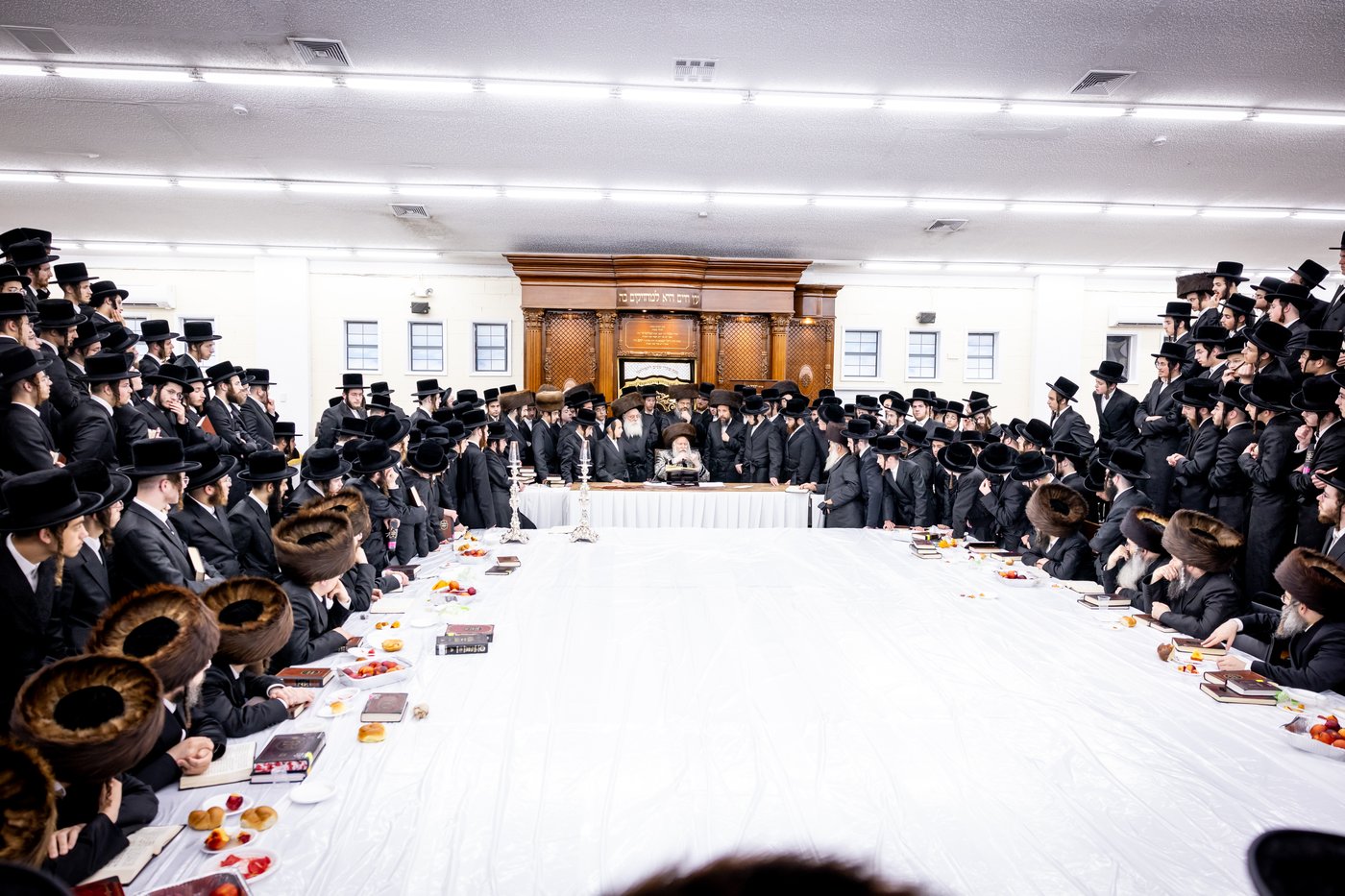 האדמו"ר מבאבוב שב"ק במחנה מתיבתא עץ חיים