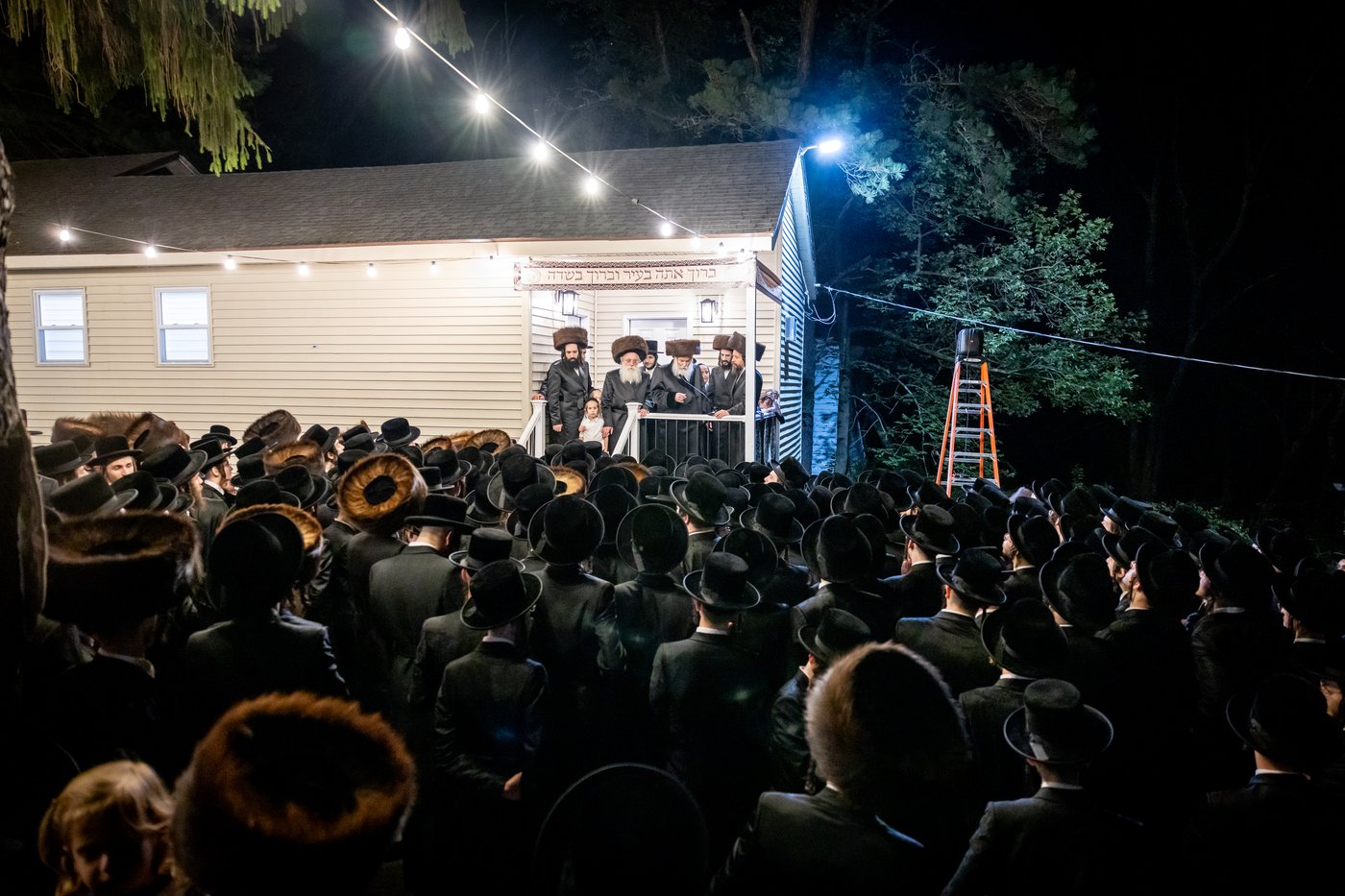 האדמו"ר מבאבוב שב"ק במחנה מתיבתא עץ חיים