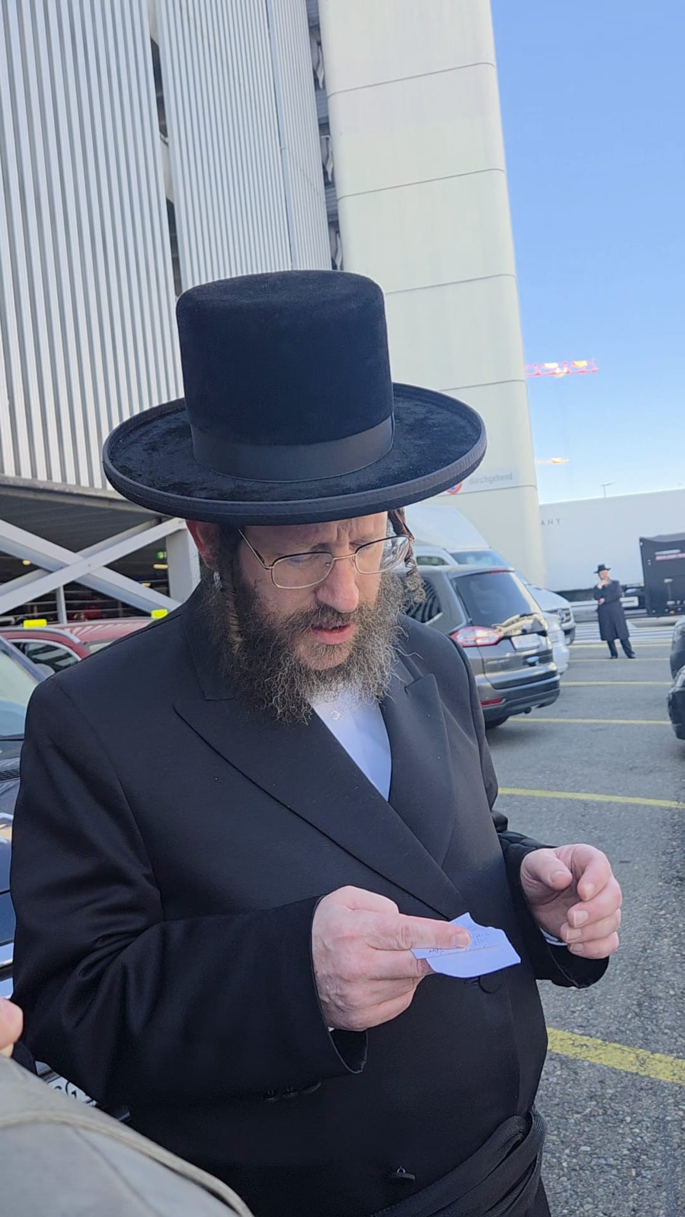הגאון רבי צבי אלימלך פאדווא מספיד במסע ההלוויה בשווייץ