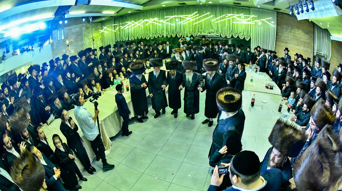 האדמו"ר מצאנז קלויזנבורג בנישואי נכדת הרב עזריאל טאובר