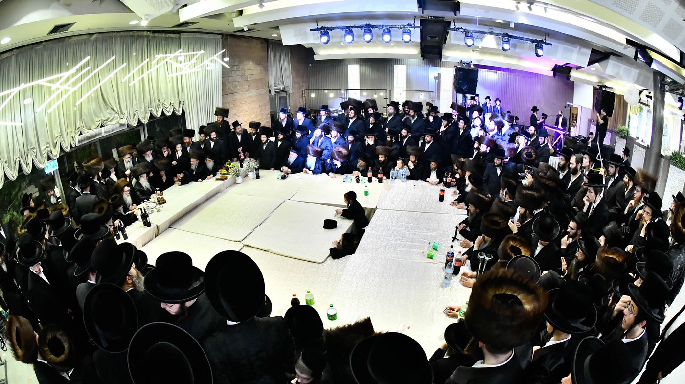 האדמו"ר מצאנז קלויזנבורג בנישואי נכדת הרב עזריאל טאובר