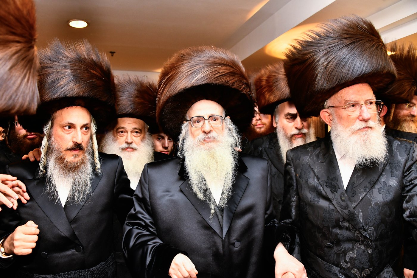 האדמו"ר מצאנז קלויזנבורג בנישואי נכדת הרב עזריאל טאובר