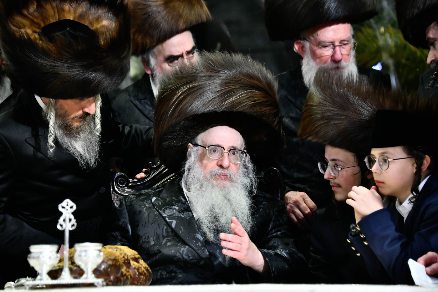 האדמו"ר מצאנז קלויזנבורג בנישואי נכדת הרב עזריאל טאובר