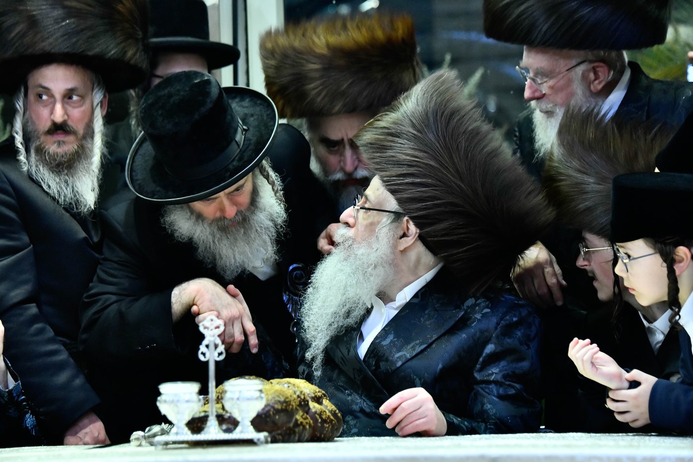 האדמו"ר מצאנז קלויזנבורג בנישואי נכדת הרב עזריאל טאובר