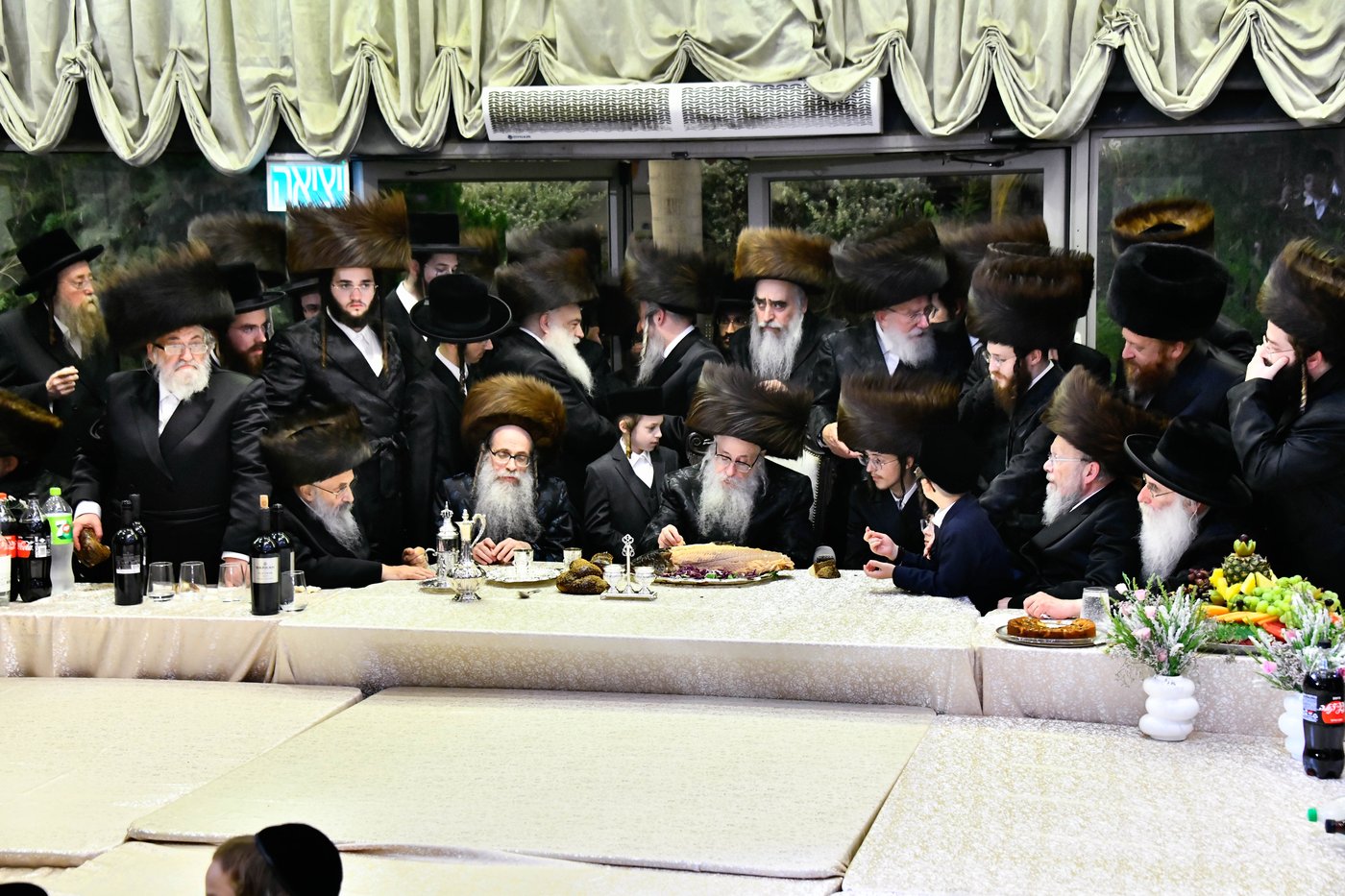 האדמו"ר מצאנז קלויזנבורג בנישואי נכדת הרב עזריאל טאובר
