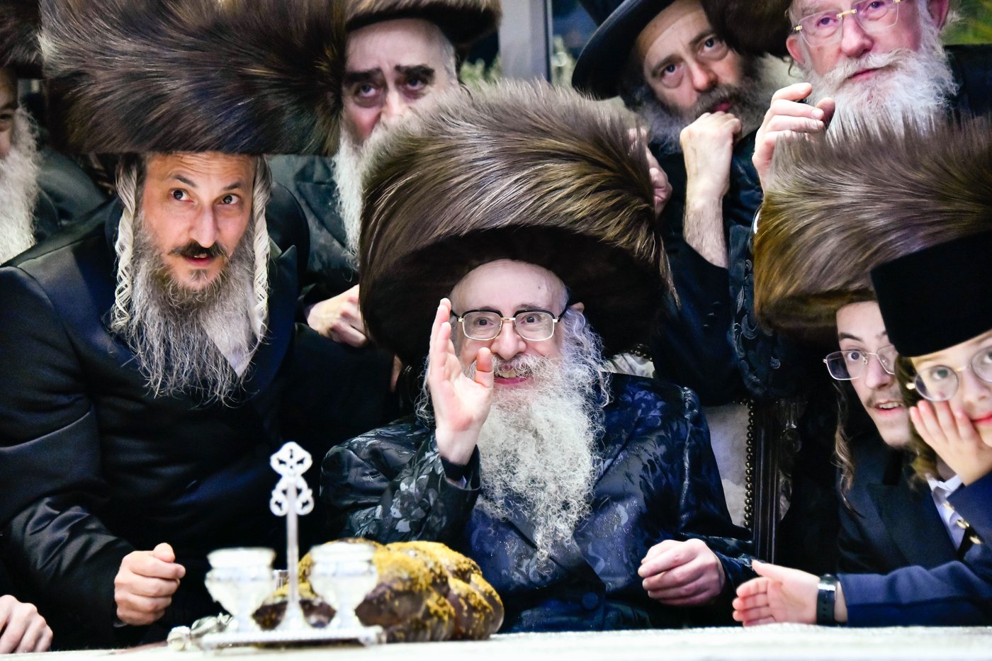 האדמו"ר מצאנז קלויזנבורג בנישואי נכדת הרב עזריאל טאובר