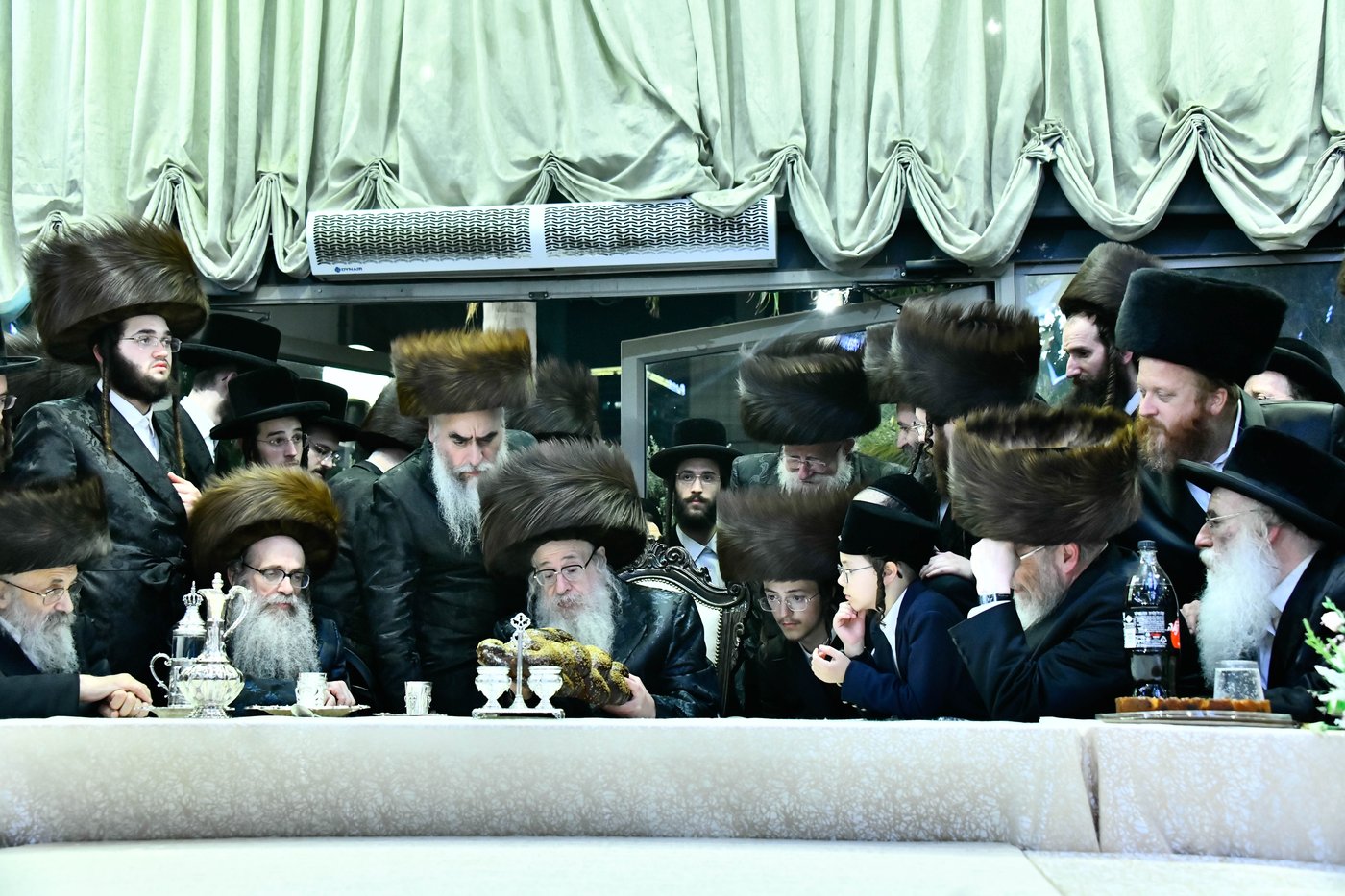 האדמו"ר מצאנז קלויזנבורג בנישואי נכדת הרב עזריאל טאובר