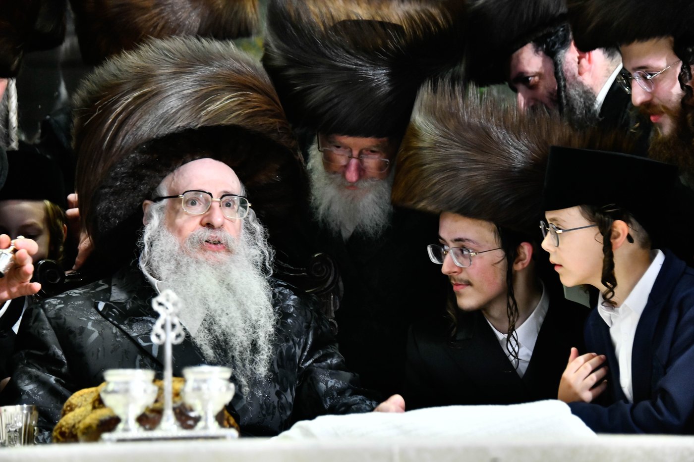 האדמו"ר מצאנז קלויזנבורג בנישואי נכדת הרב עזריאל טאובר
