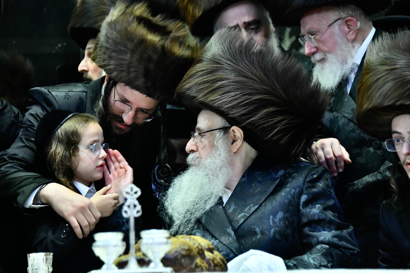 האדמו"ר מצאנז קלויזנבורג בנישואי נכדת הרב עזריאל טאובר