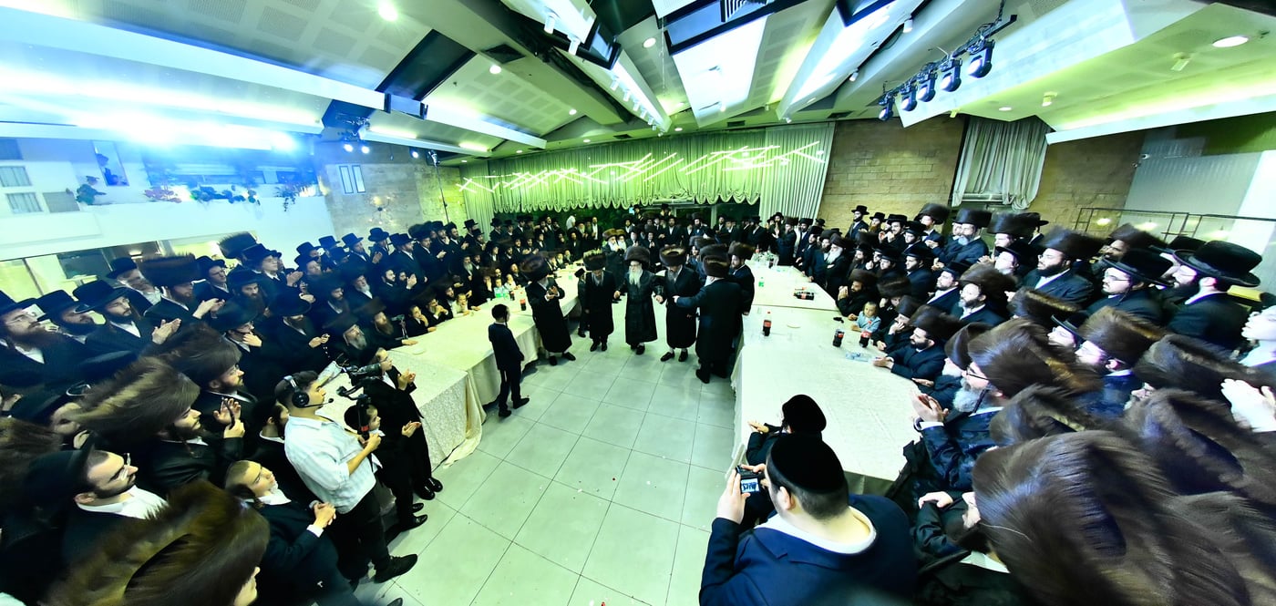 האדמו"ר מצאנז קלויזנבורג בנישואי נכדת הרב עזריאל טאובר