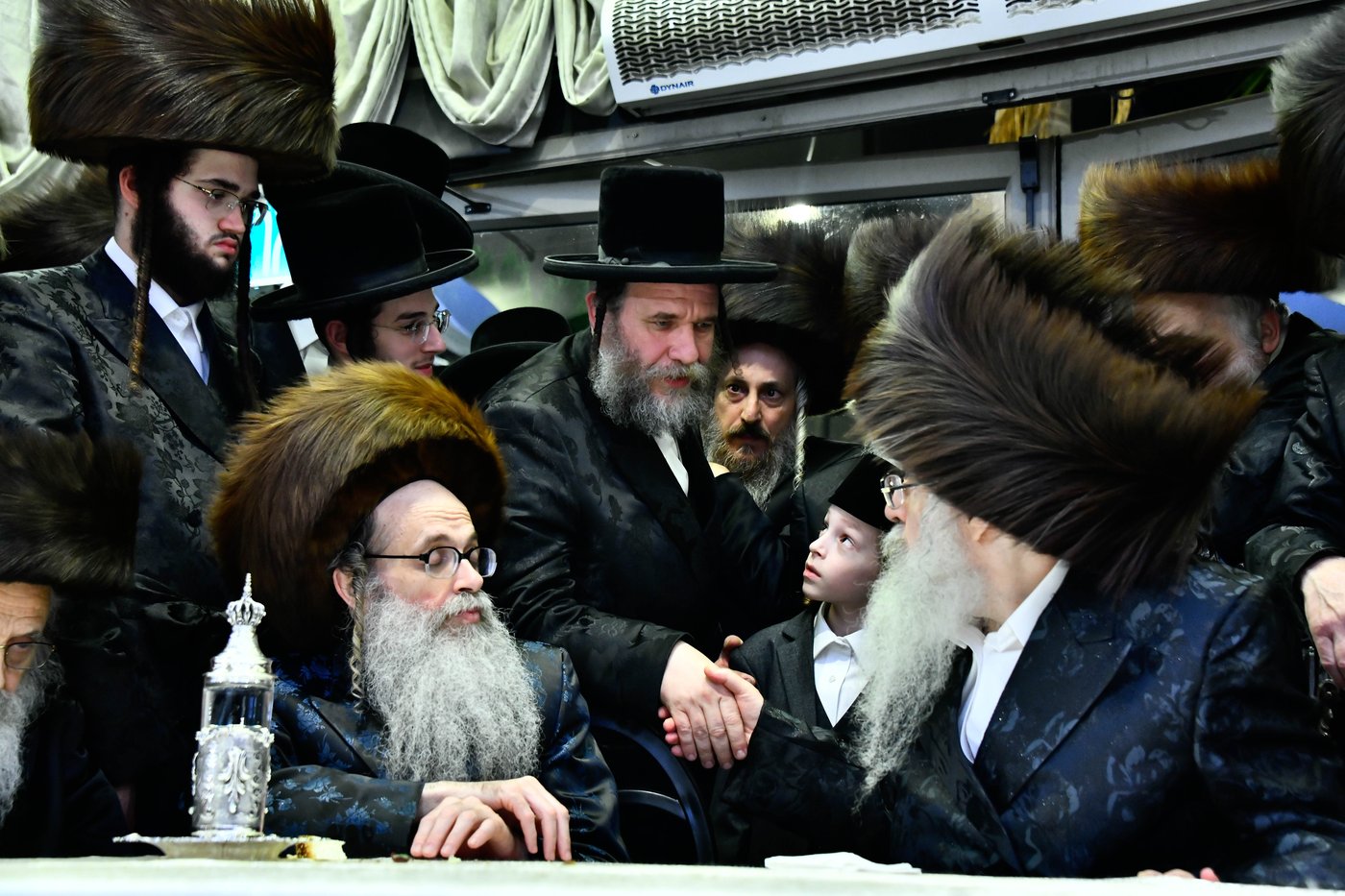 האדמו"ר מצאנז קלויזנבורג בנישואי נכדת הרב עזריאל טאובר