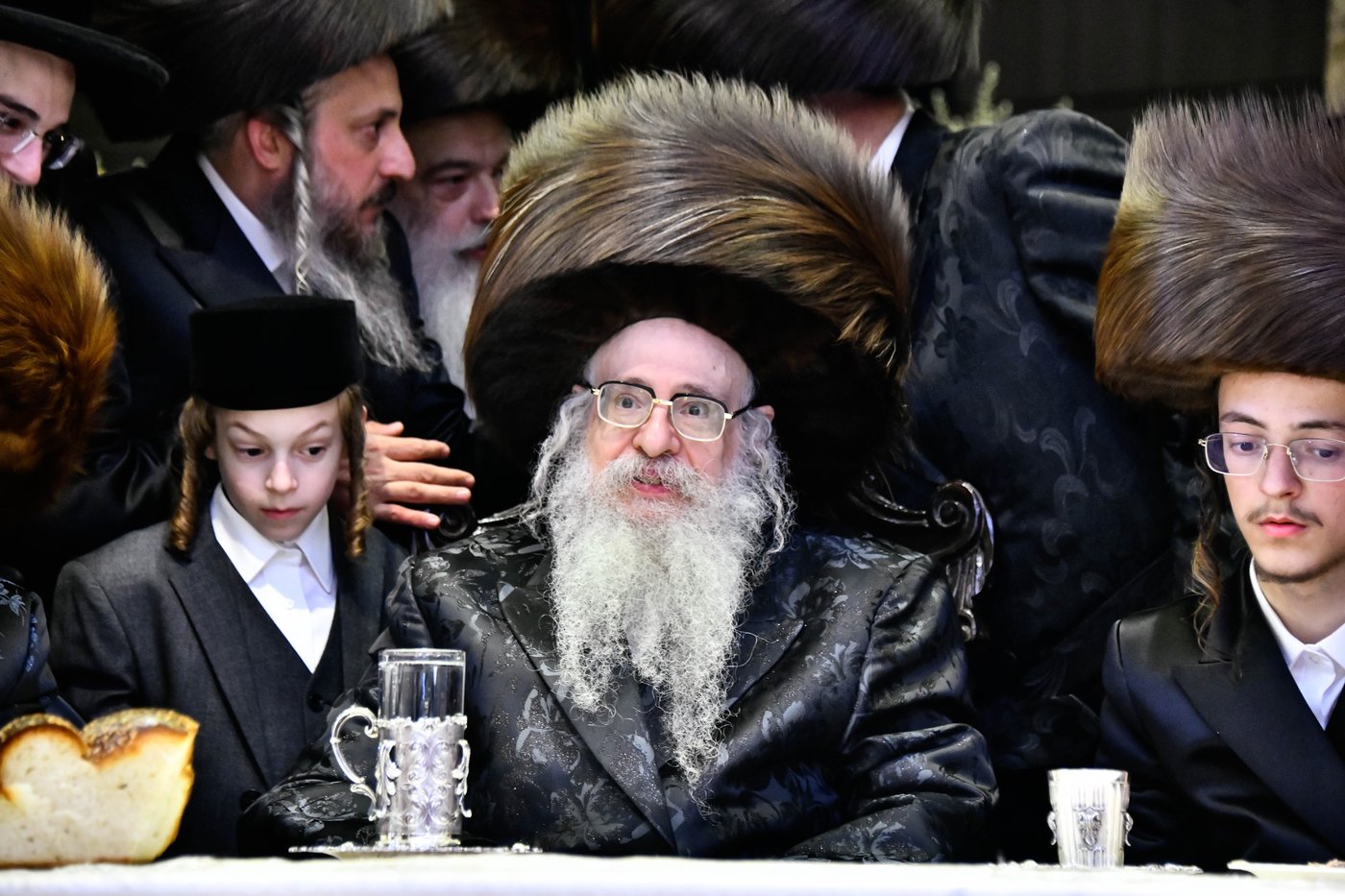 האדמו"ר מצאנז קלויזנבורג בנישואי נכדת הרב עזריאל טאובר