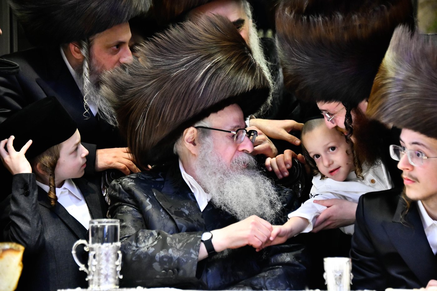 האדמו"ר מצאנז קלויזנבורג בנישואי נכדת הרב עזריאל טאובר