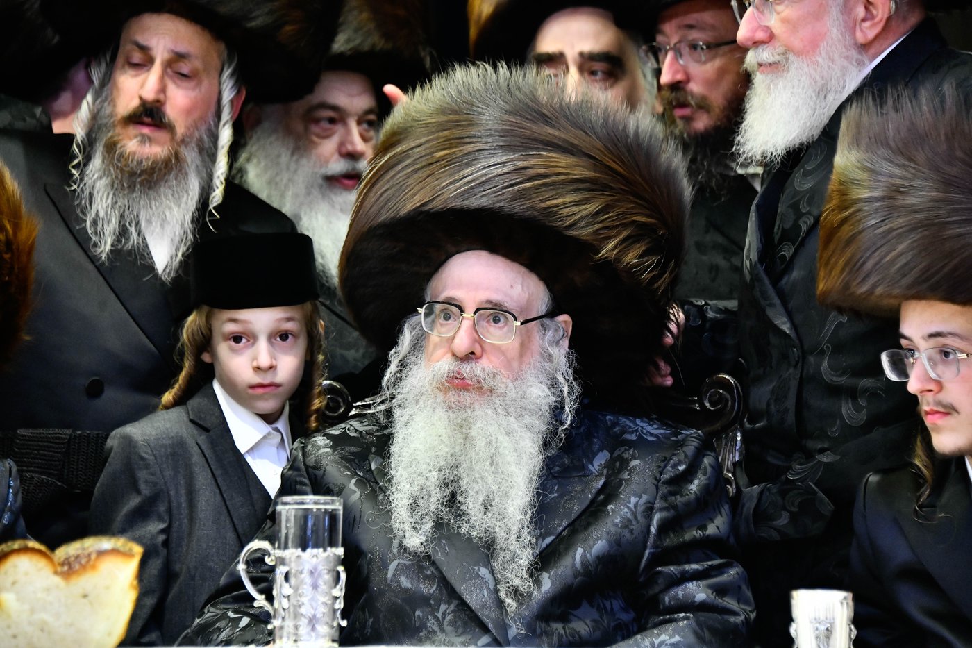 האדמו"ר מצאנז קלויזנבורג בנישואי נכדת הרב עזריאל טאובר
