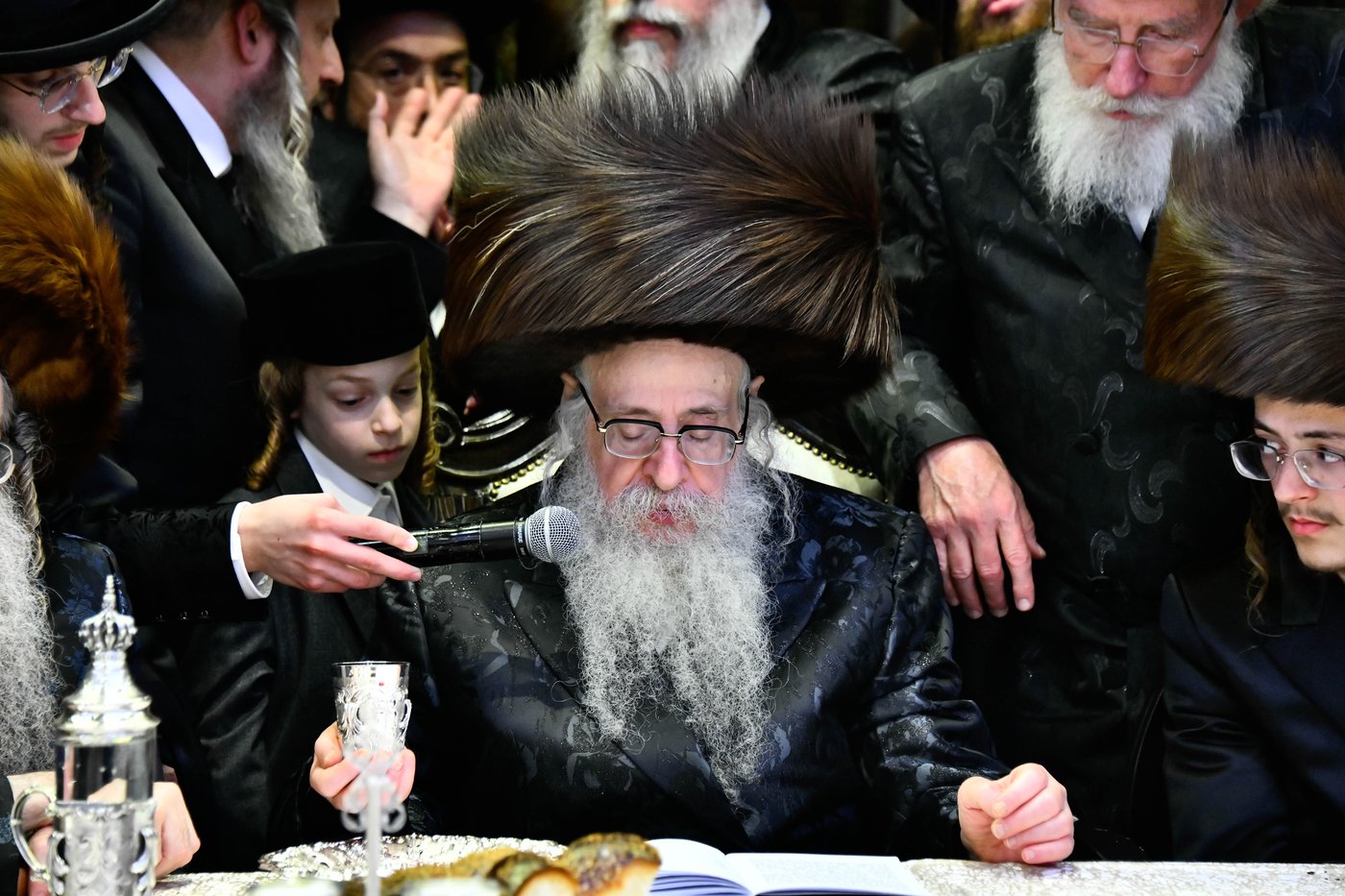 האדמו"ר מצאנז קלויזנבורג בנישואי נכדת הרב עזריאל טאובר