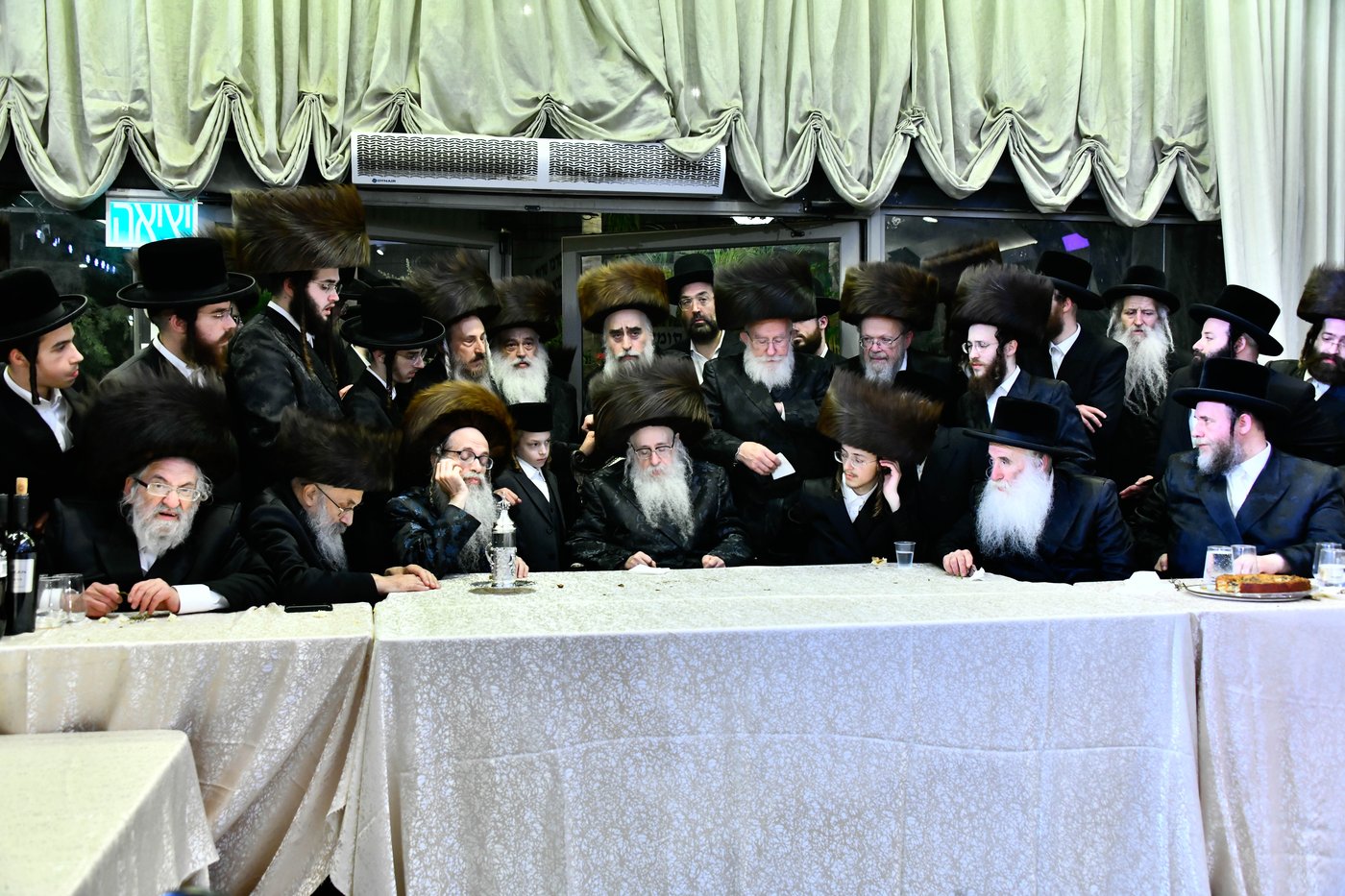 האדמו"ר מצאנז קלויזנבורג בנישואי נכדת הרב עזריאל טאובר