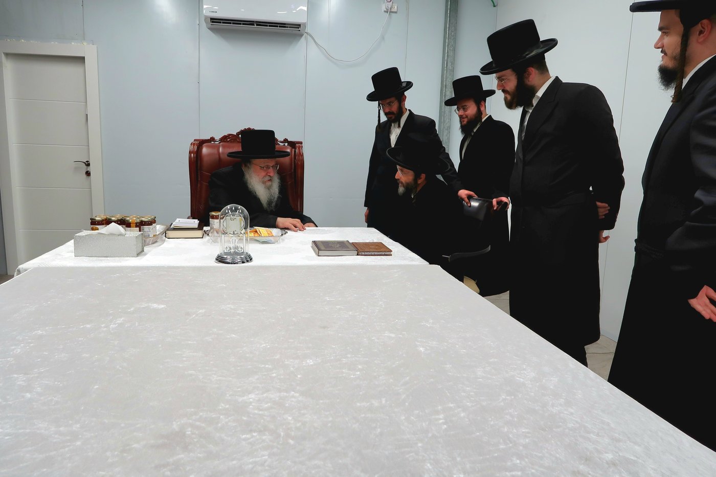 האדמו"ר מנדבורנה בביקור בבית שמש