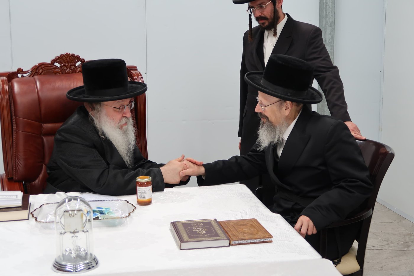 האדמו"ר מנדבורנה בביקור בבית שמש