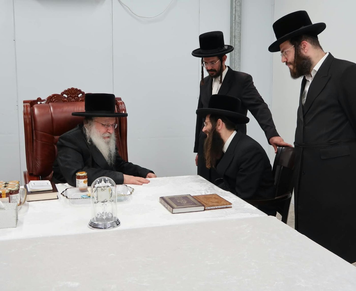 האדמו"ר מנדבורנה בביקור בבית שמש