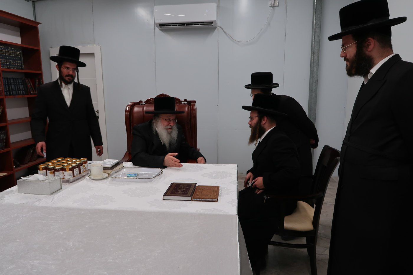 האדמו"ר מנדבורנה בביקור בבית שמש