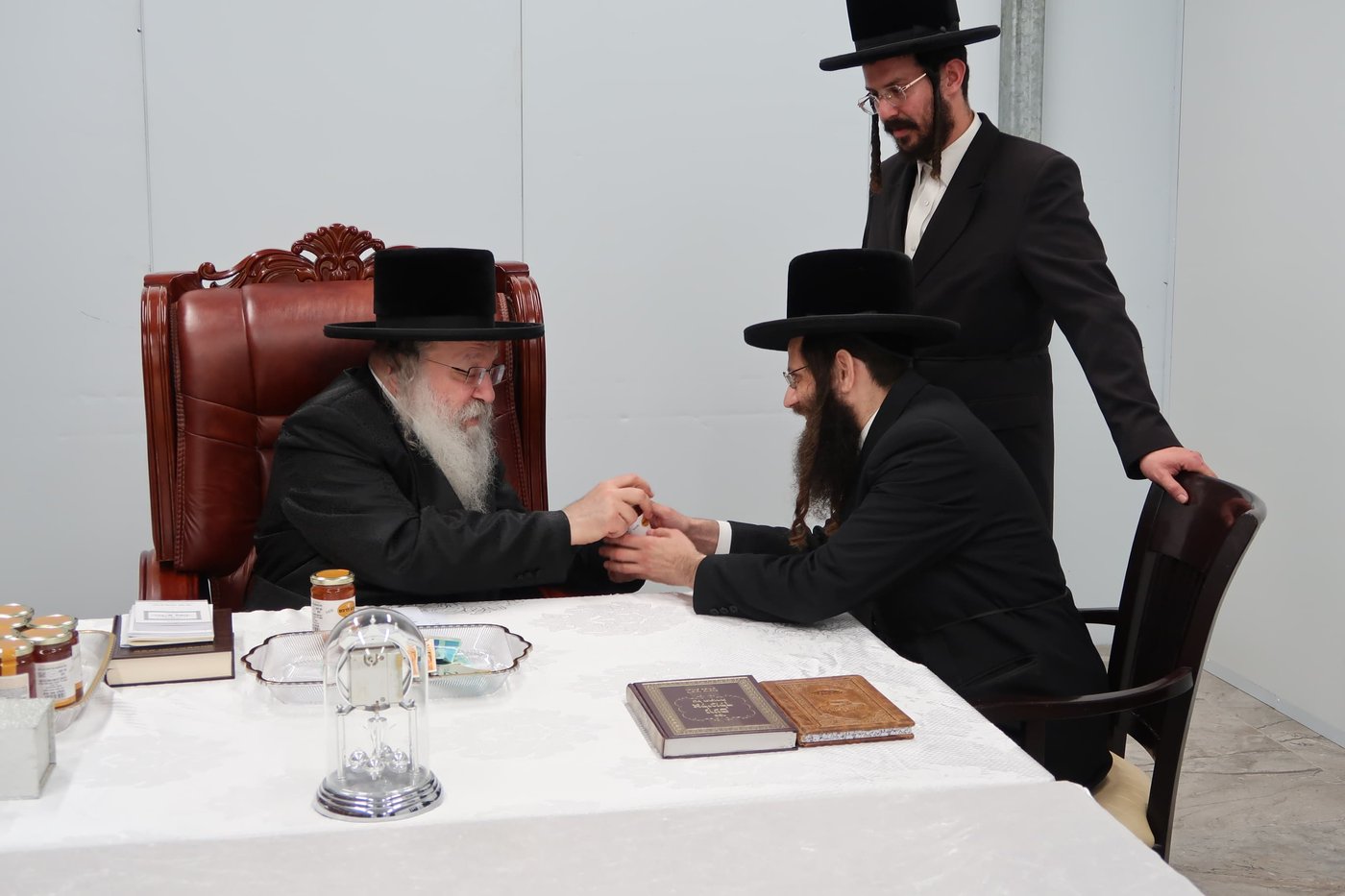האדמו"ר מנדבורנה בביקור בבית שמש