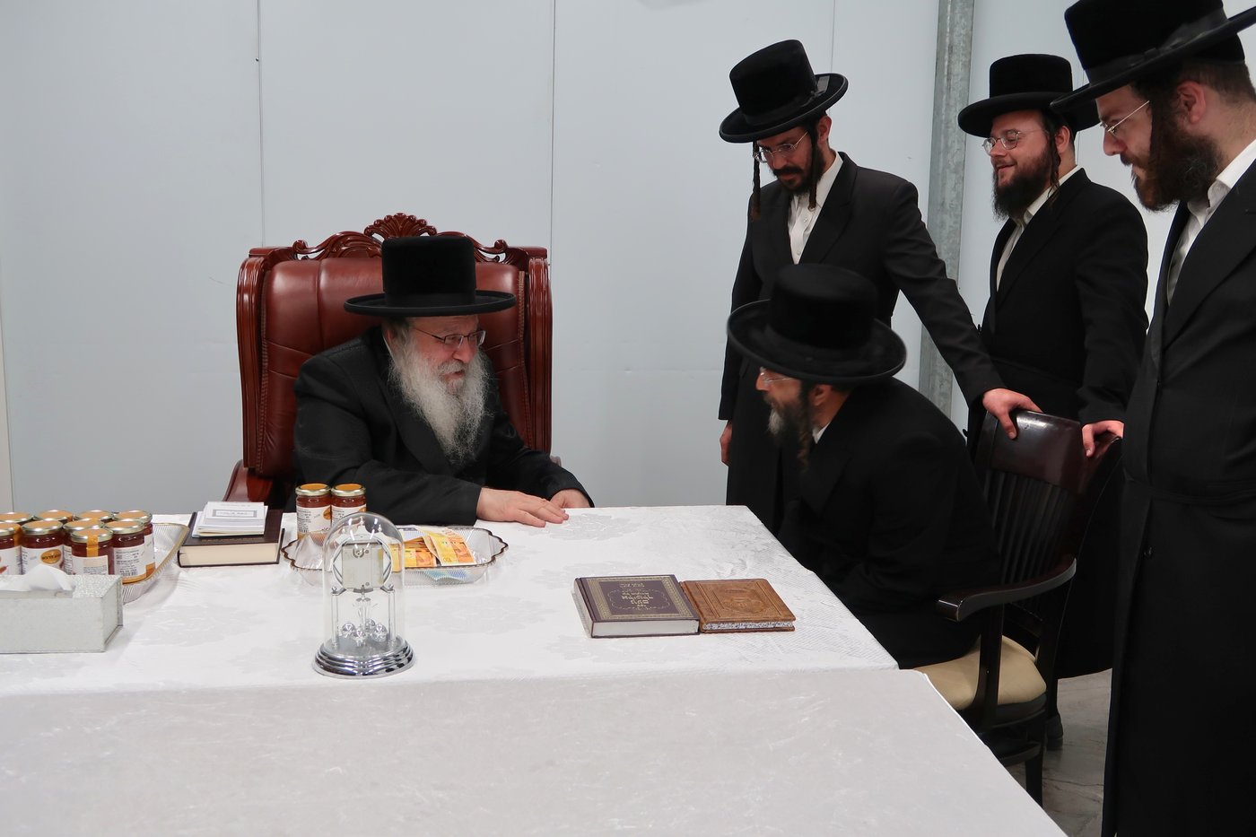 האדמו"ר מנדבורנה בביקור בבית שמש