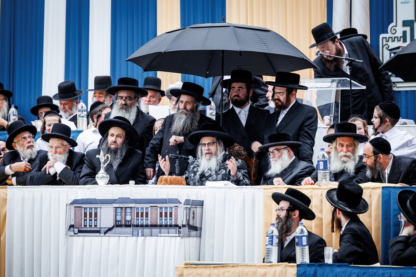 האדמו"ר מסאטמר בביקור במחנות הקיץ