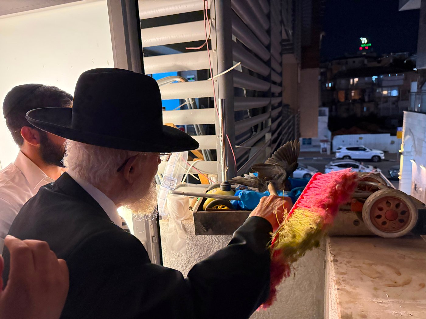 הגר"צ מאזוז בשילוח הקן