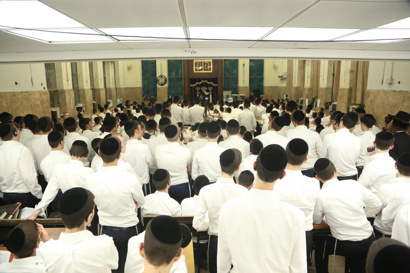 בישיבת פוניבז': מעמד תפילה והתעוררות בעקבות פסק הבוררות על הפינוי