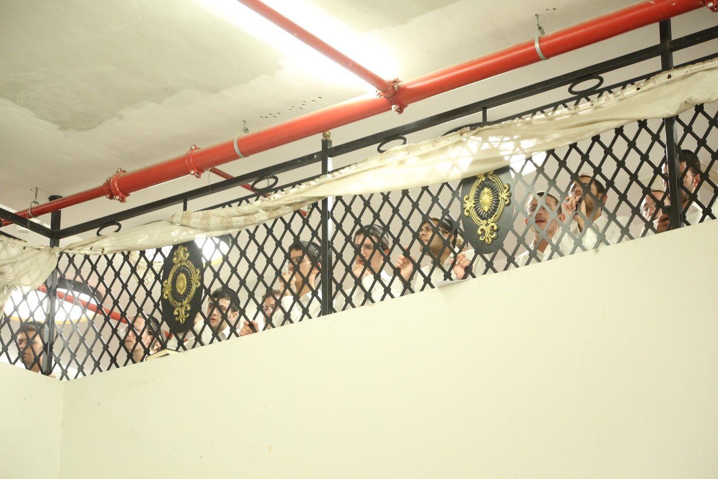 בישיבת פוניבז': מעמד תפילה והתעוררות בעקבות פסק הבוררות על הפינוי