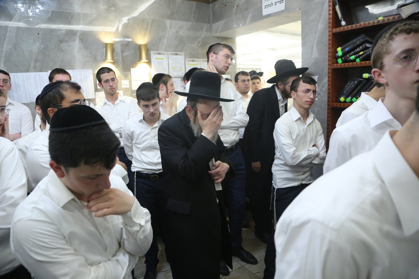 בישיבת פוניבז': מעמד תפילה והתעוררות בעקבות פסק הבוררות על הפינוי