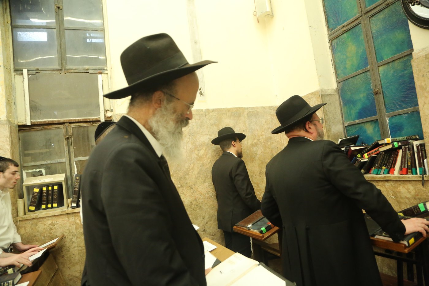 בישיבת פוניבז': מעמד תפילה והתעוררות בעקבות פסק הבוררות על הפינוי