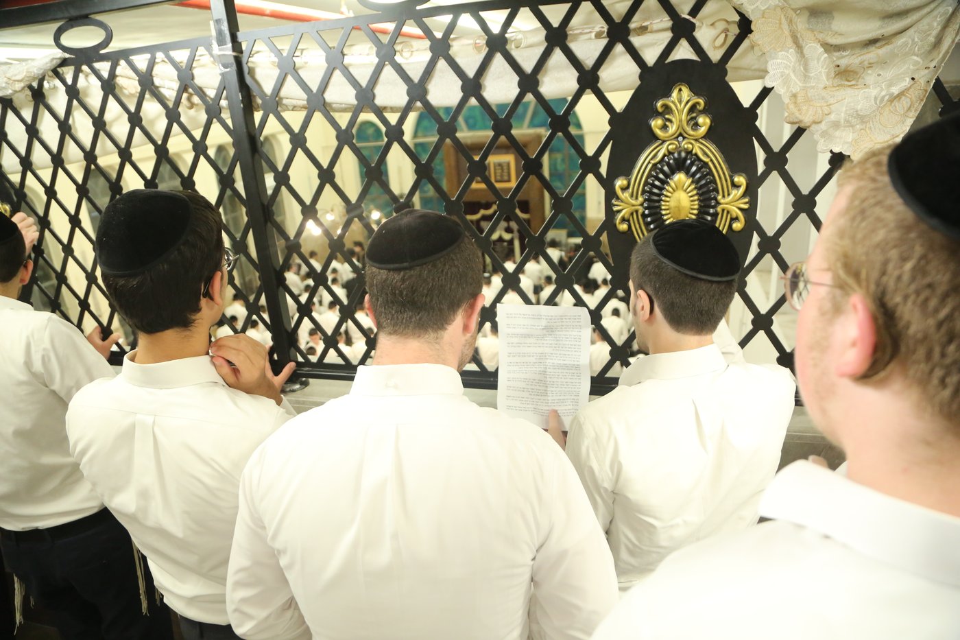 בישיבת פוניבז': מעמד תפילה והתעוררות בעקבות פסק הבוררות על הפינוי