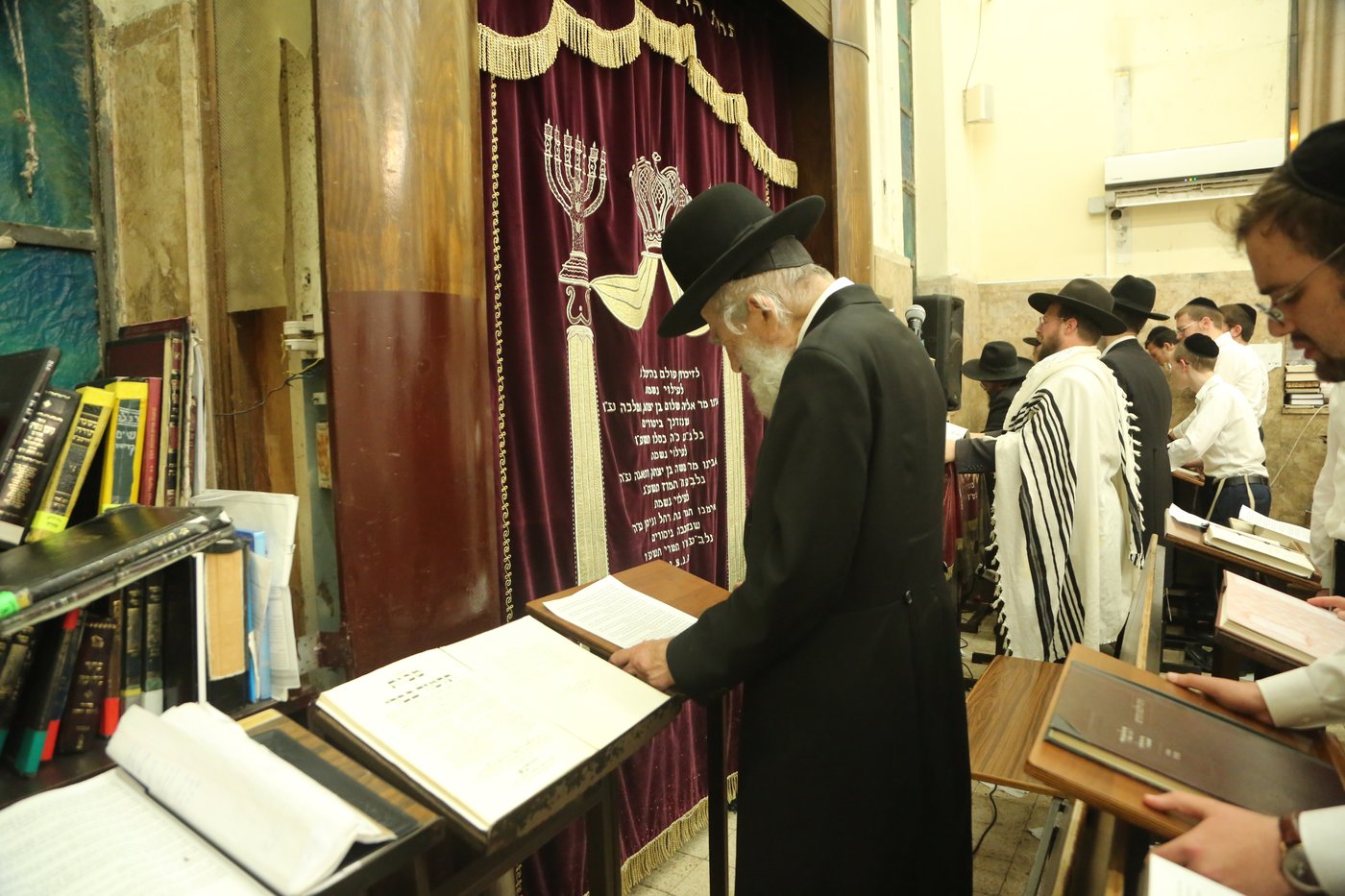 בישיבת פוניבז': מעמד תפילה והתעוררות בעקבות פסק הבוררות על הפינוי