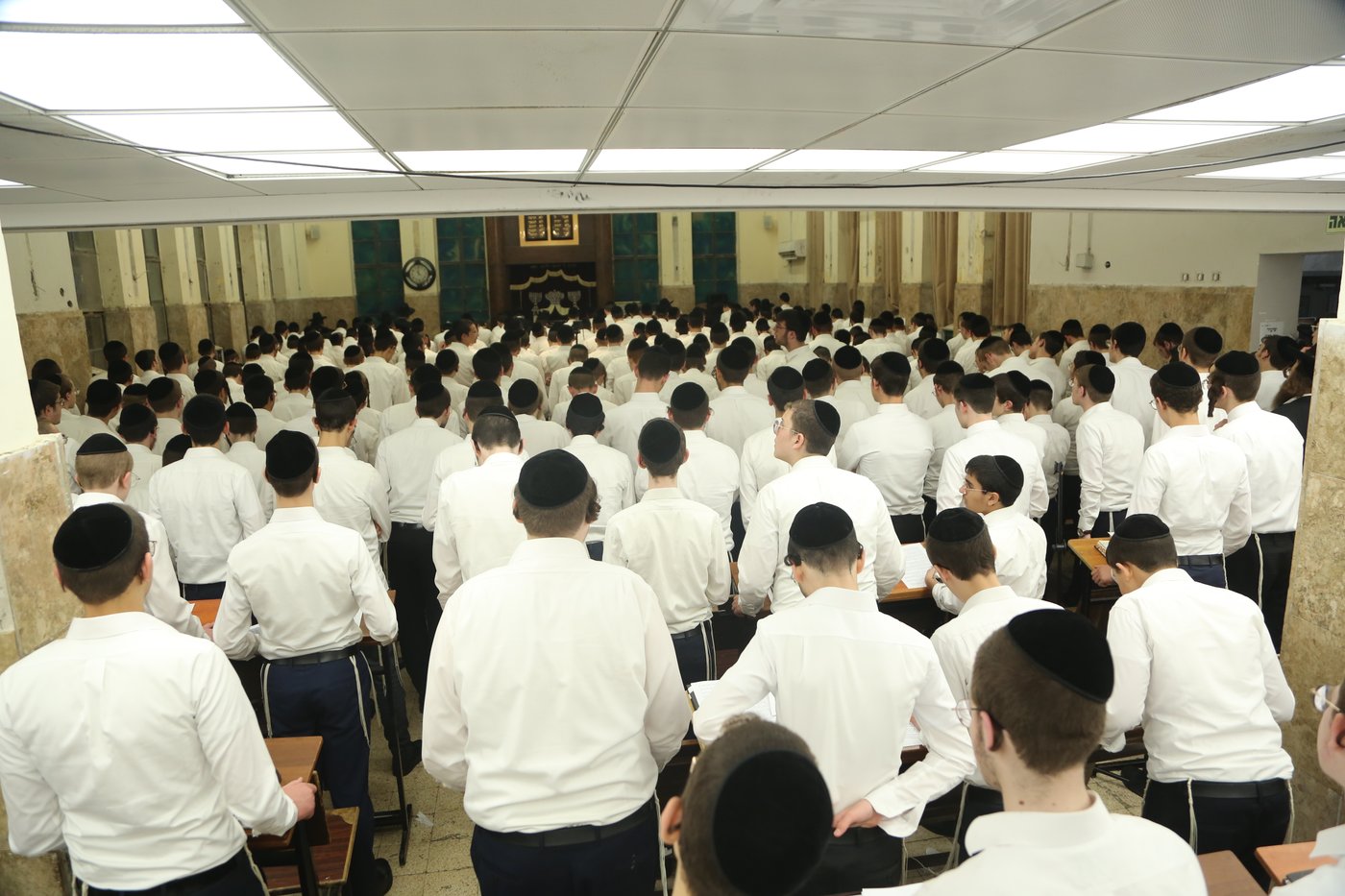 בישיבת פוניבז': מעמד תפילה והתעוררות בעקבות פסק הבוררות על הפינוי