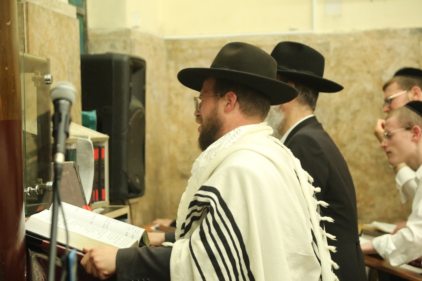 בישיבת פוניבז': מעמד תפילה והתעוררות בעקבות פסק הבוררות על הפינוי