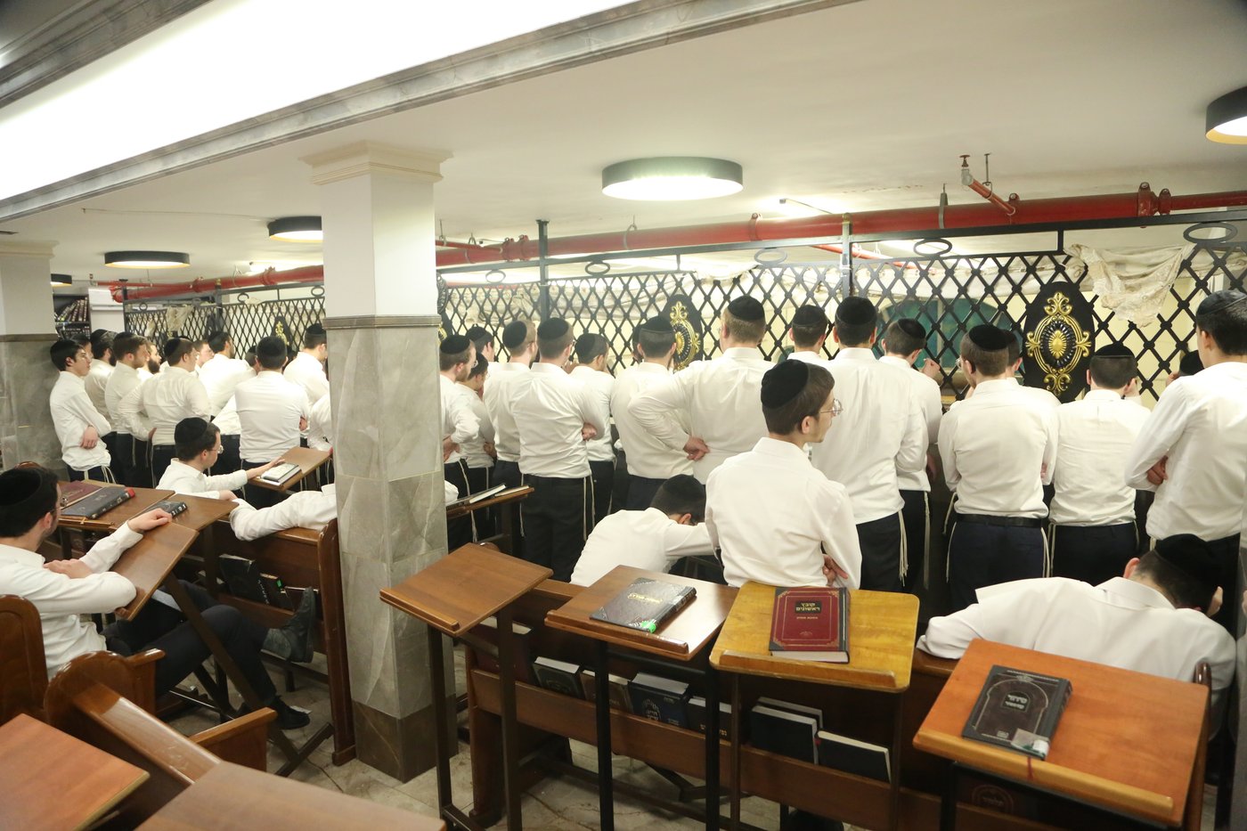 בישיבת פוניבז': מעמד תפילה והתעוררות בעקבות פסק הבוררות על הפינוי