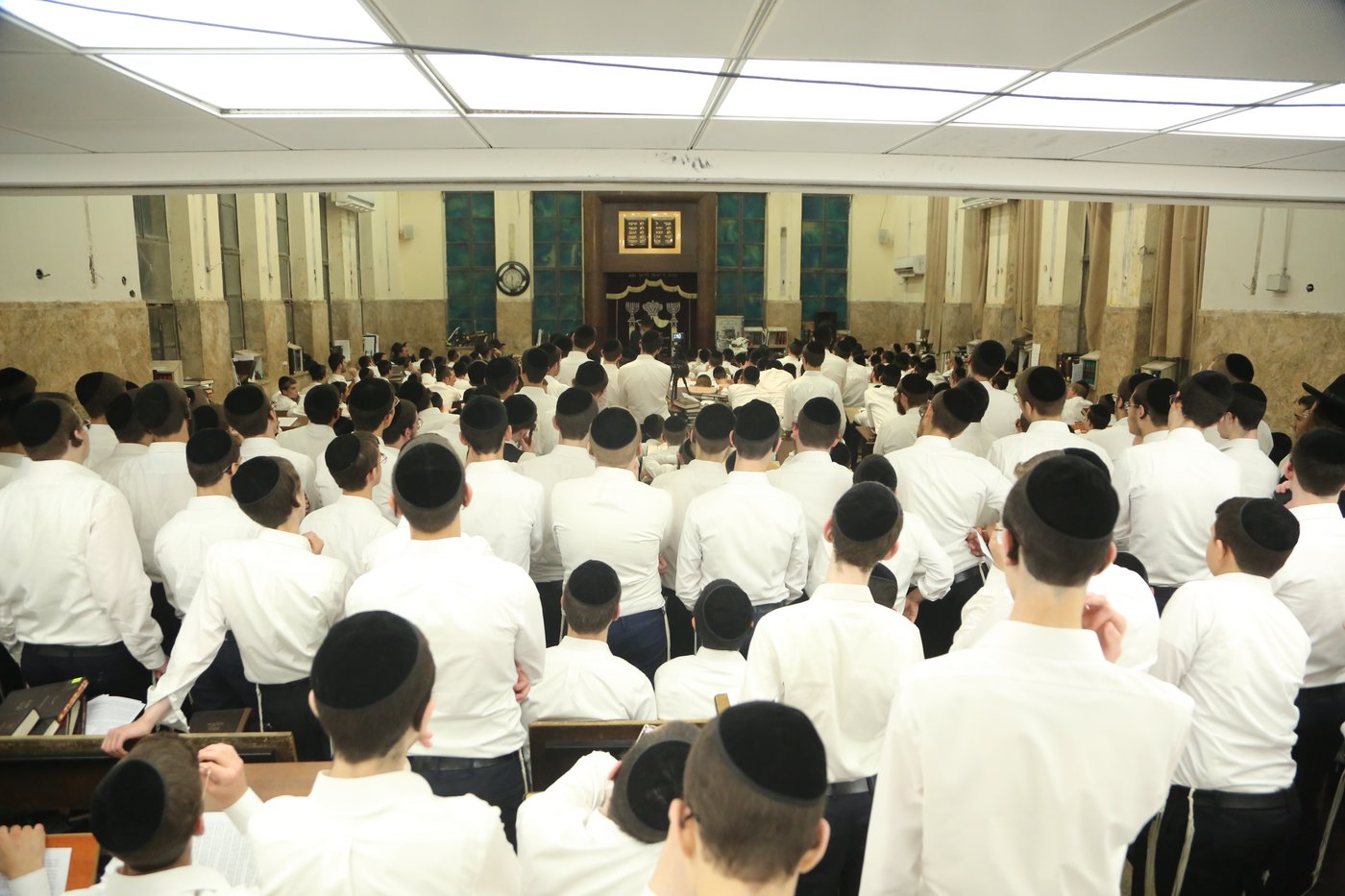 בישיבת פוניבז': מעמד תפילה והתעוררות בעקבות פסק הבוררות על הפינוי