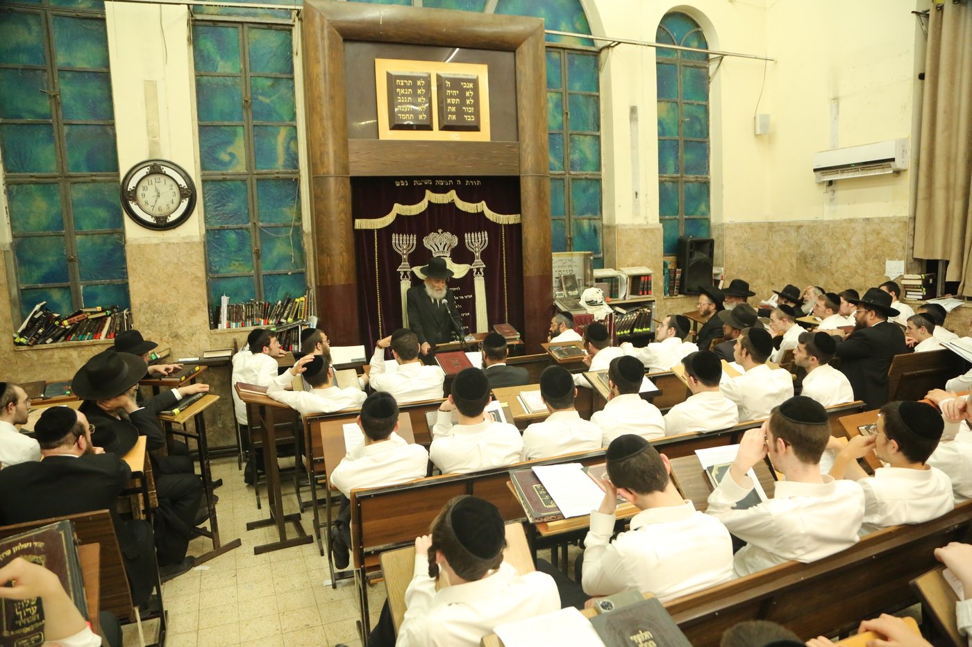 בישיבת פוניבז': מעמד תפילה והתעוררות בעקבות פסק הבוררות על הפינוי