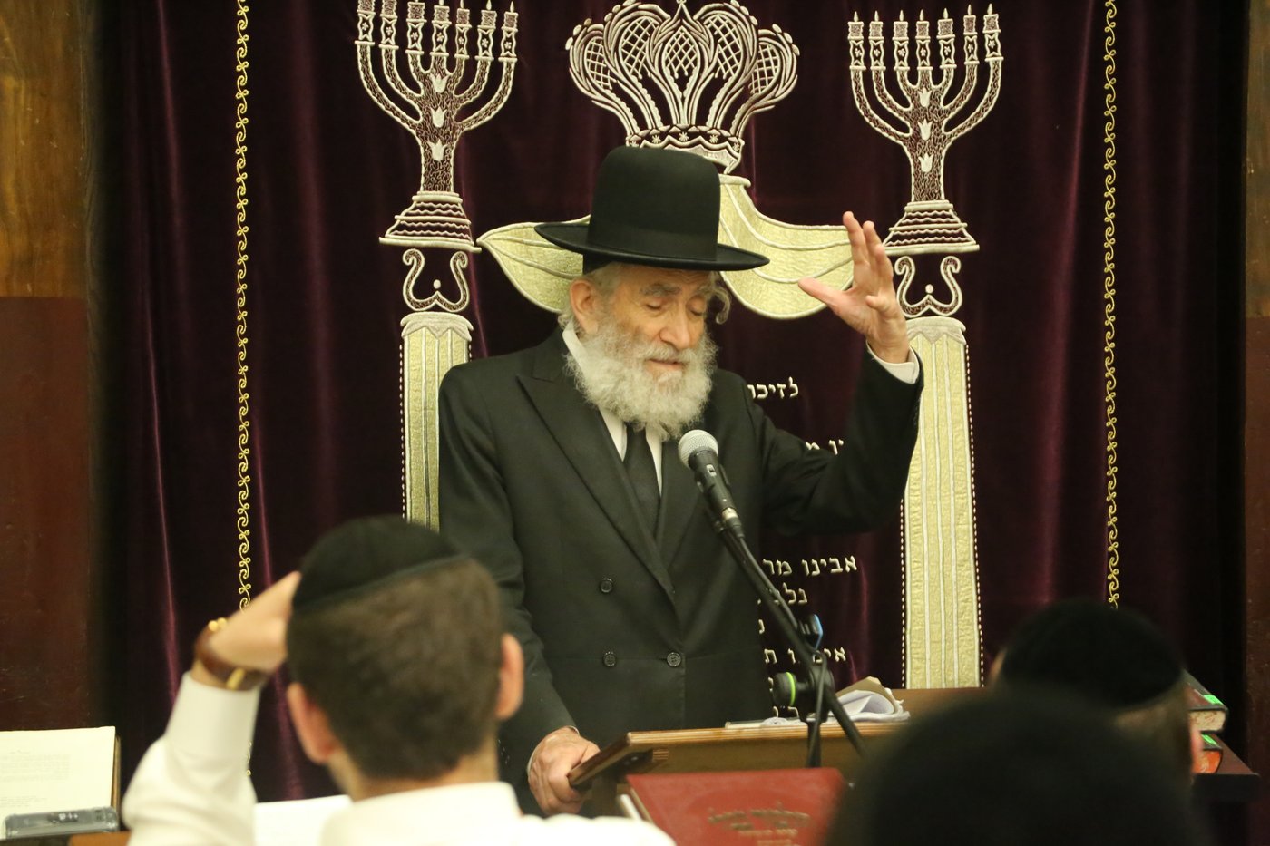 בישיבת פוניבז': מעמד תפילה והתעוררות בעקבות פסק הבוררות על הפינוי