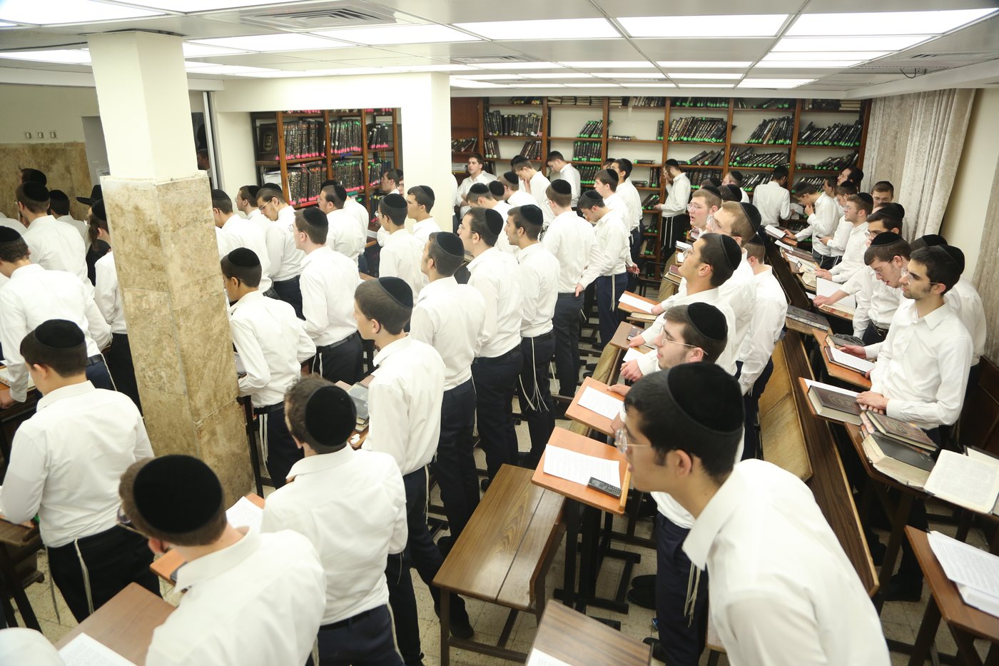 בישיבת פוניבז': מעמד תפילה והתעוררות בעקבות פסק הבוררות על הפינוי