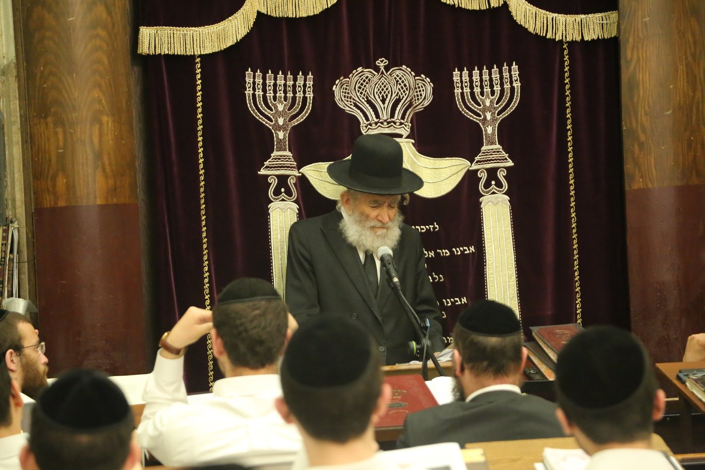 בישיבת פוניבז': מעמד תפילה והתעוררות בעקבות פסק הבוררות על הפינוי