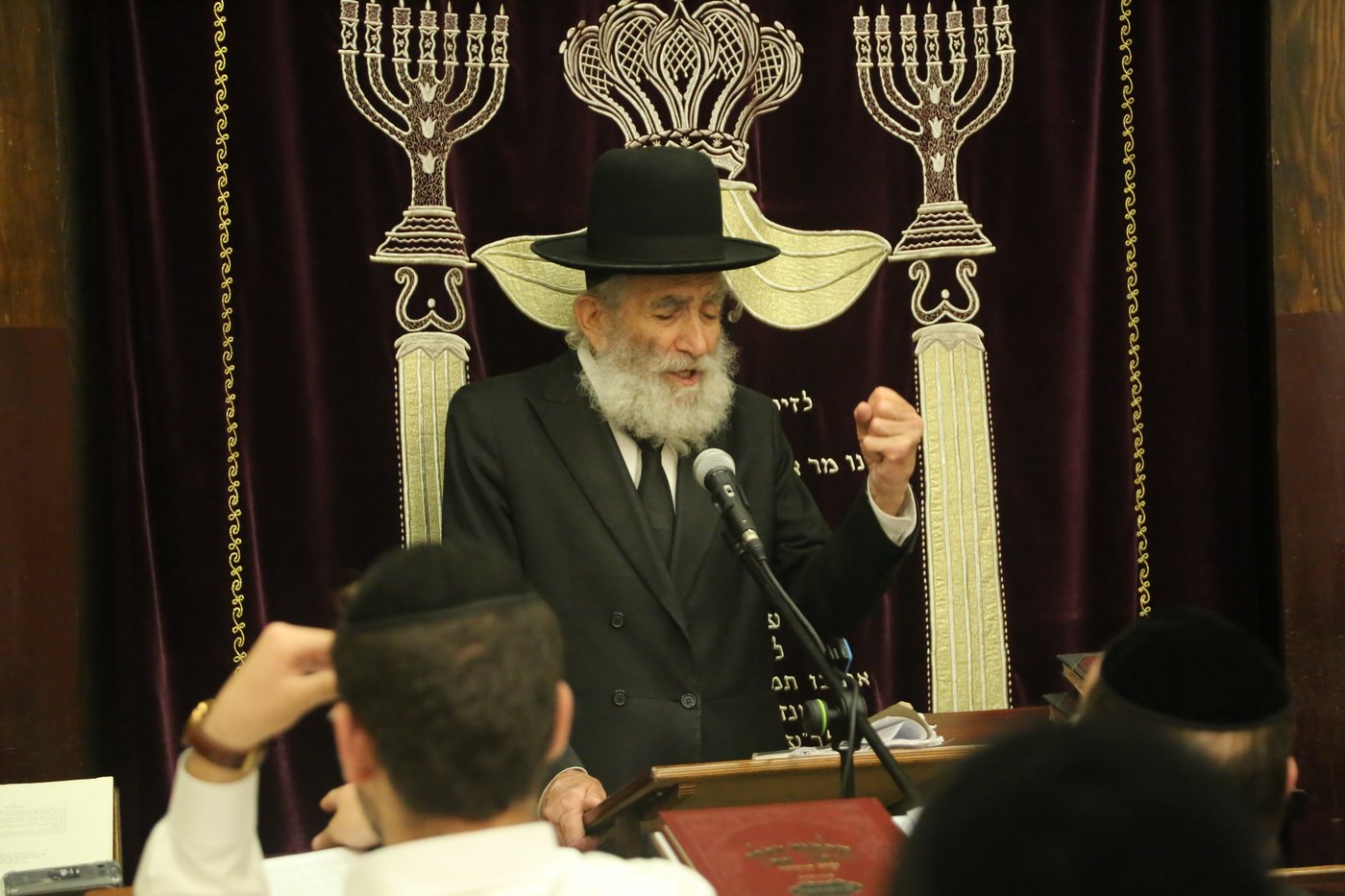 בישיבת פוניבז': מעמד תפילה והתעוררות בעקבות פסק הבוררות על הפינוי