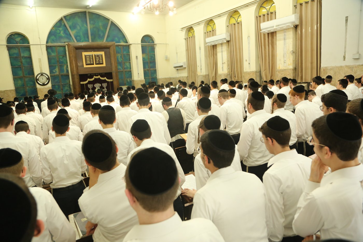 בישיבת פוניבז': מעמד תפילה והתעוררות בעקבות פסק הבוררות על הפינוי