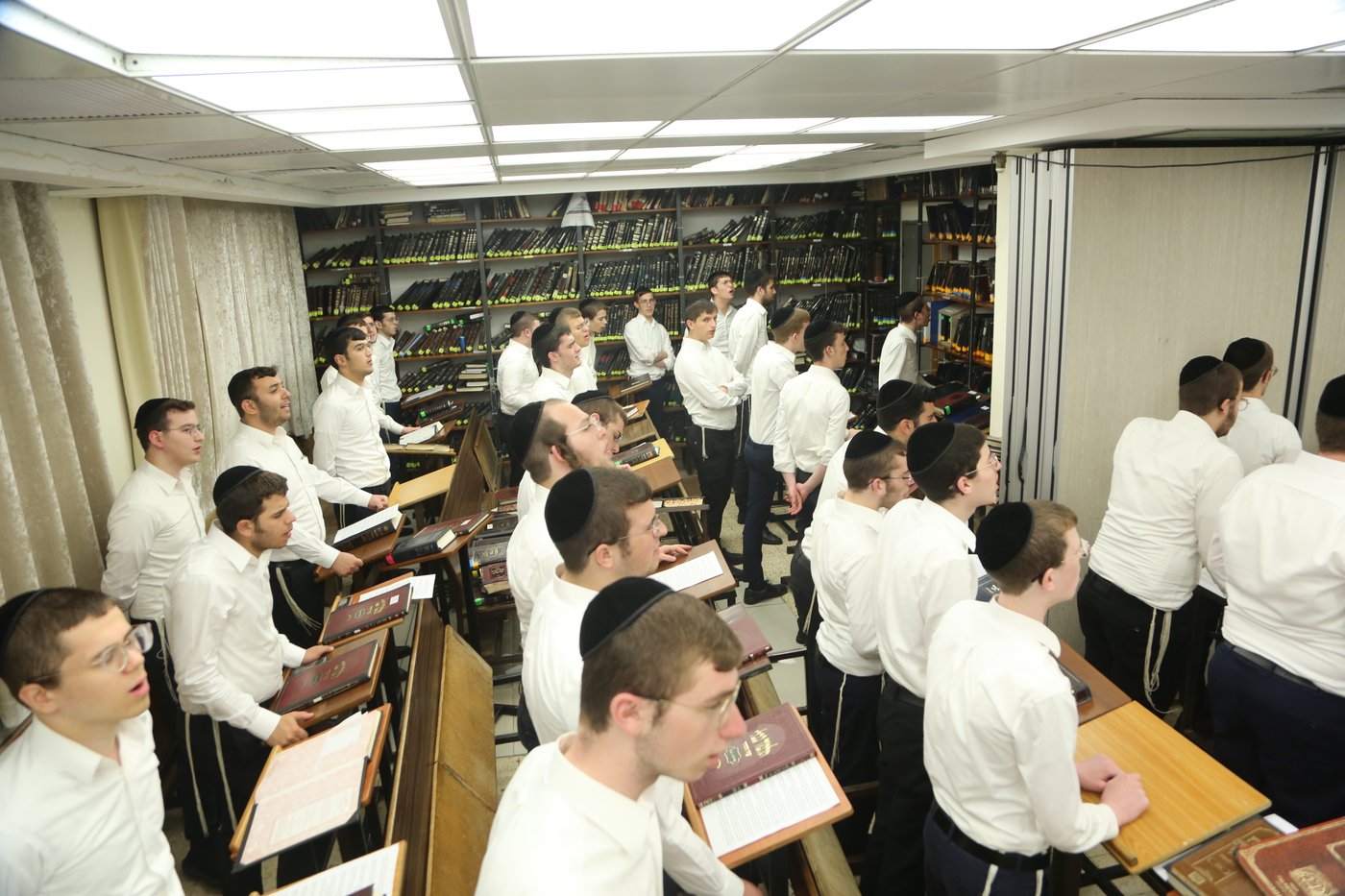 בישיבת פוניבז': מעמד תפילה והתעוררות בעקבות פסק הבוררות על הפינוי
