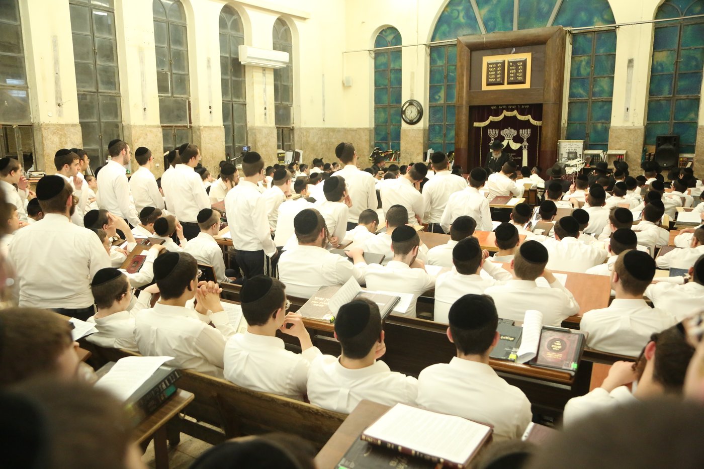 בישיבת פוניבז': מעמד תפילה והתעוררות בעקבות פסק הבוררות על הפינוי